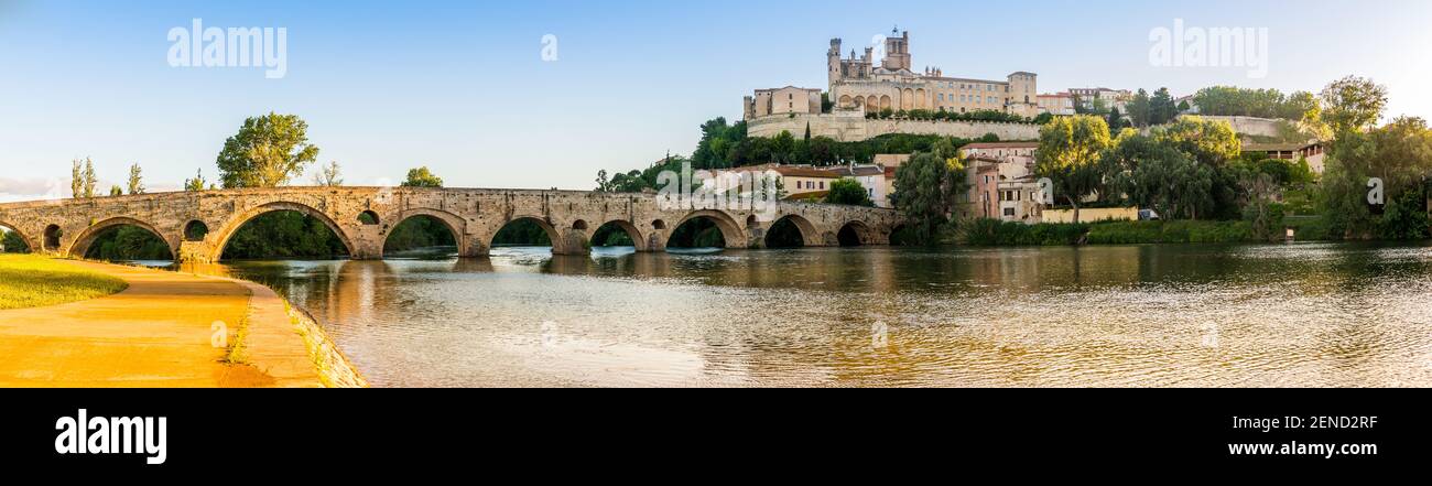 Old bridge over the river Orb, and the Saint-Nazaire cathedral, in Beziers, France Stock Photo