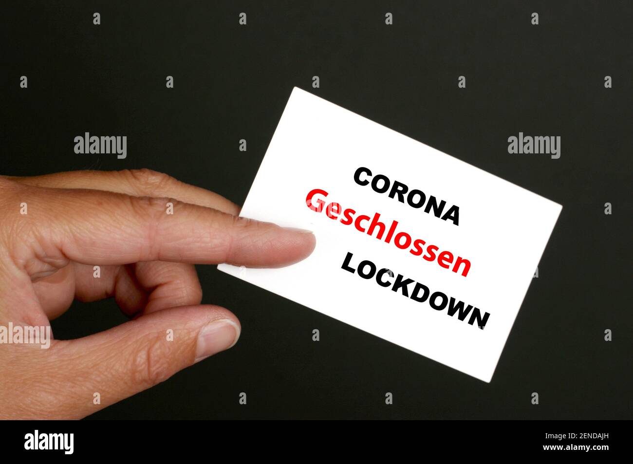 Hand mit Visitenkarte, Gecshlossen, Cornona-Lockdown, Seuche, Ansteckung, Ausgangssperre, Pandemie, Krise, Virus, Stock Photo