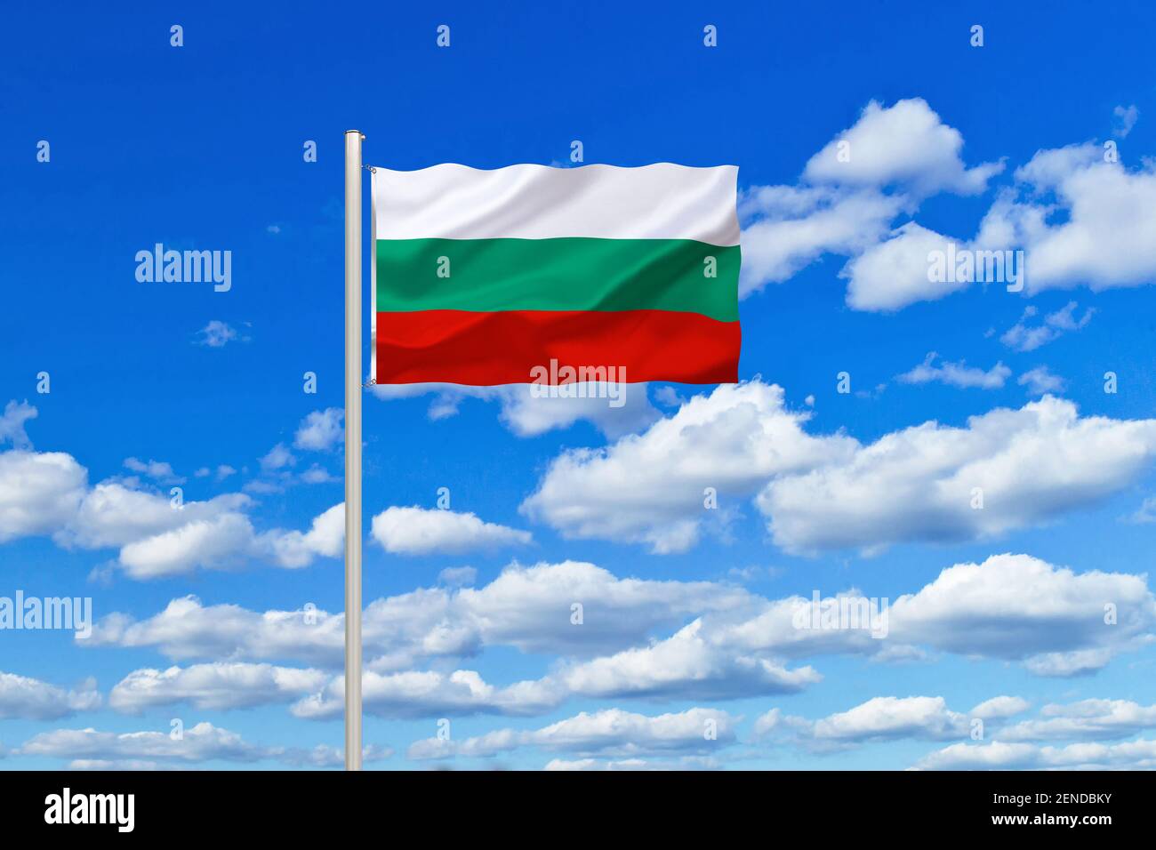 Flagge von Bulgarien, blauer Himmel, Cumulus Wolken, Republik in Südosteuropa, Balkan, Balkanhalbinsel, Stock Photo