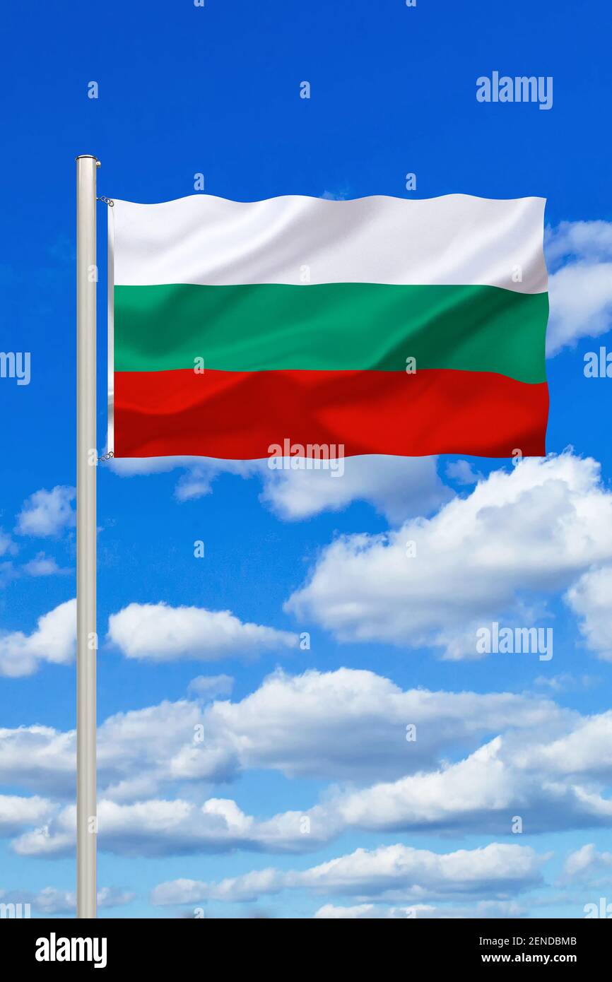Flagge von Bulgarien, blauer Himmel, Cumulus Wolken, Republik in Südosteuropa, Balkan, Balkanhalbinsel, Stock Photo