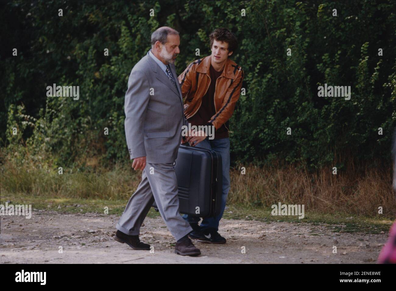 Je règle mon pas sur le pas de mon père  Year : 1999 France Director : Rémi Waterhouse Jean Yanne, Guillaume Canet Stock Photo