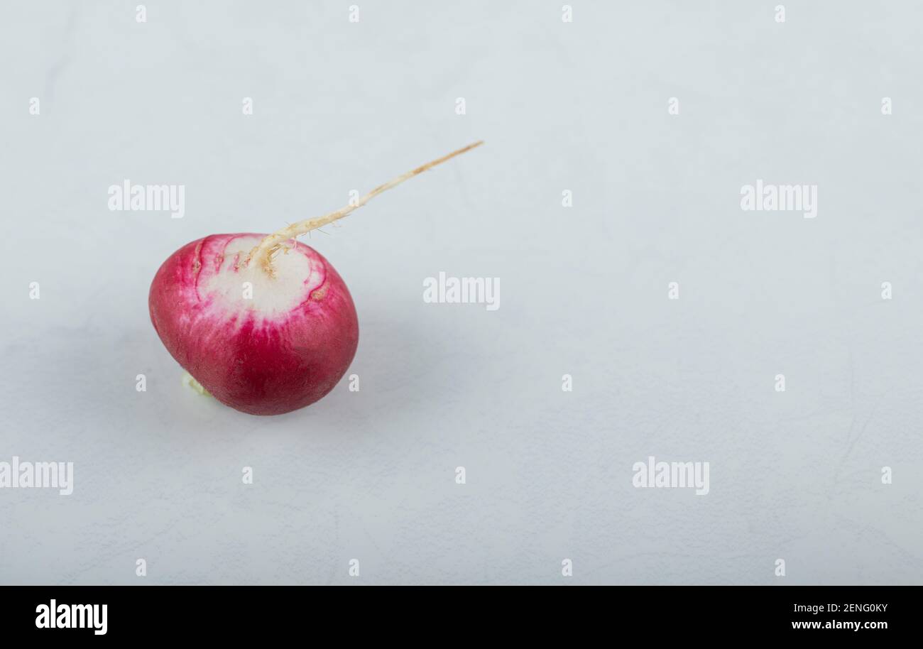 Top view of single purple radish on white background Stock Photo - Alamy
