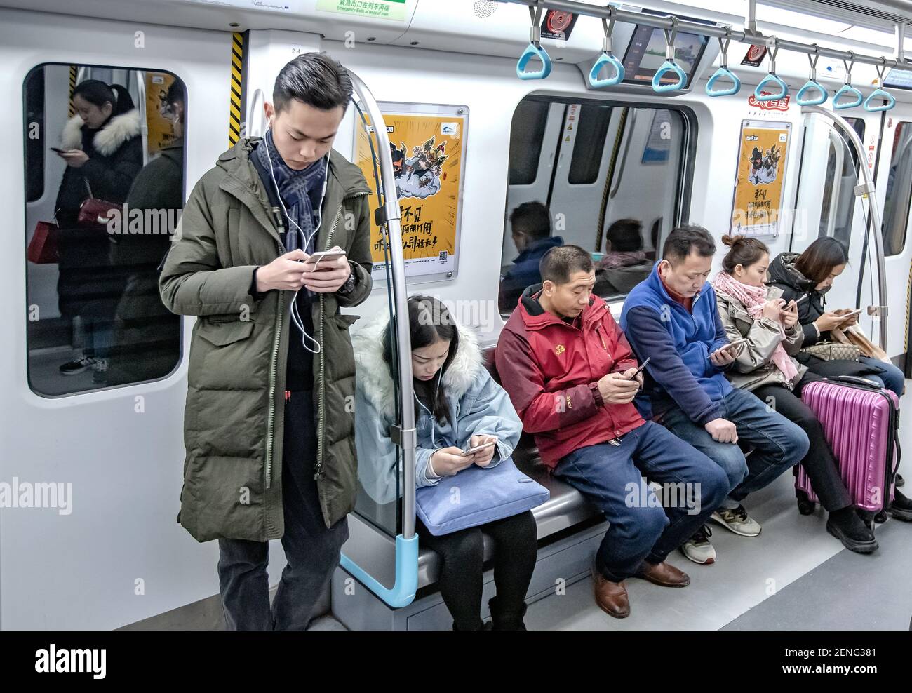 FILE--Chinese passengers use their smartphones to surf the Internet in a  metro train in Chengdu city, southwest China's Sichuan province, 3 January  2019. The number of internet users has surged to 830