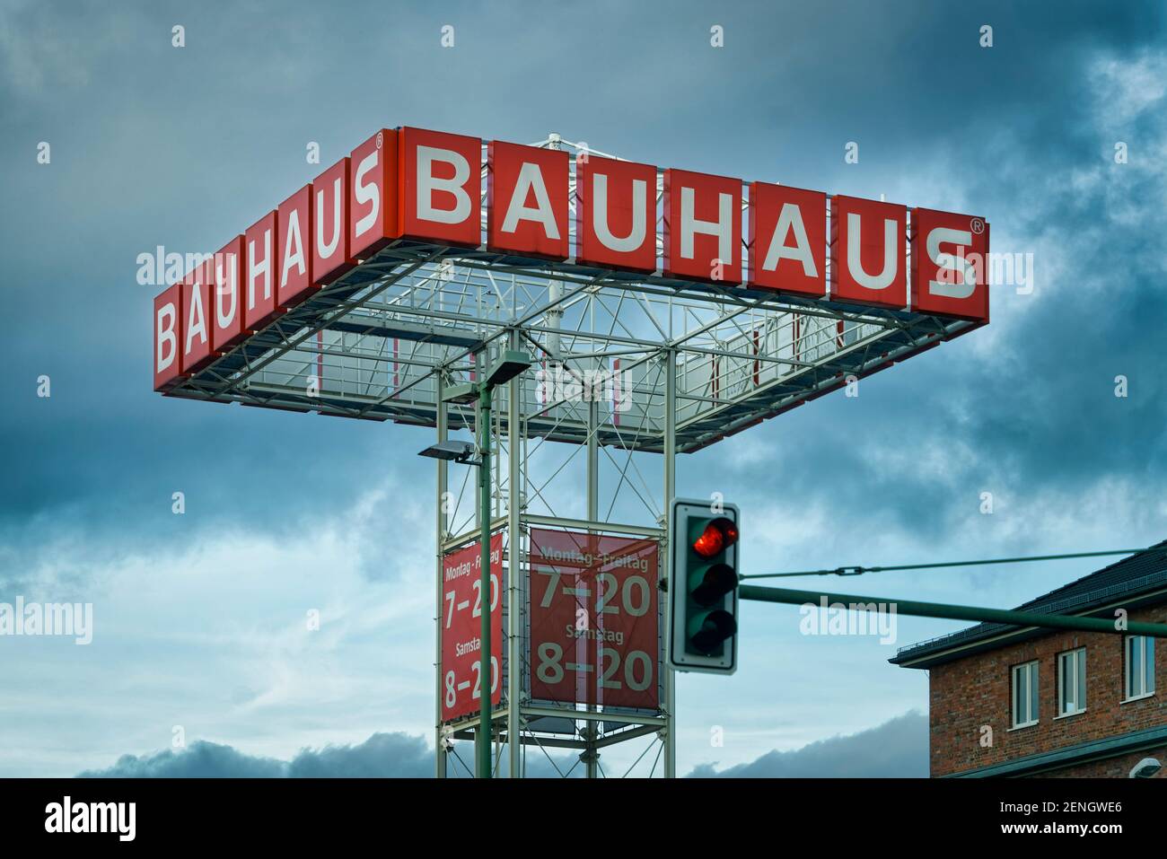 Bauhaus Berlin Treptow, Schild, Baumarkt, dunkle Wolken, geschlossen im Lockdown Januar 2021 Stock Photo