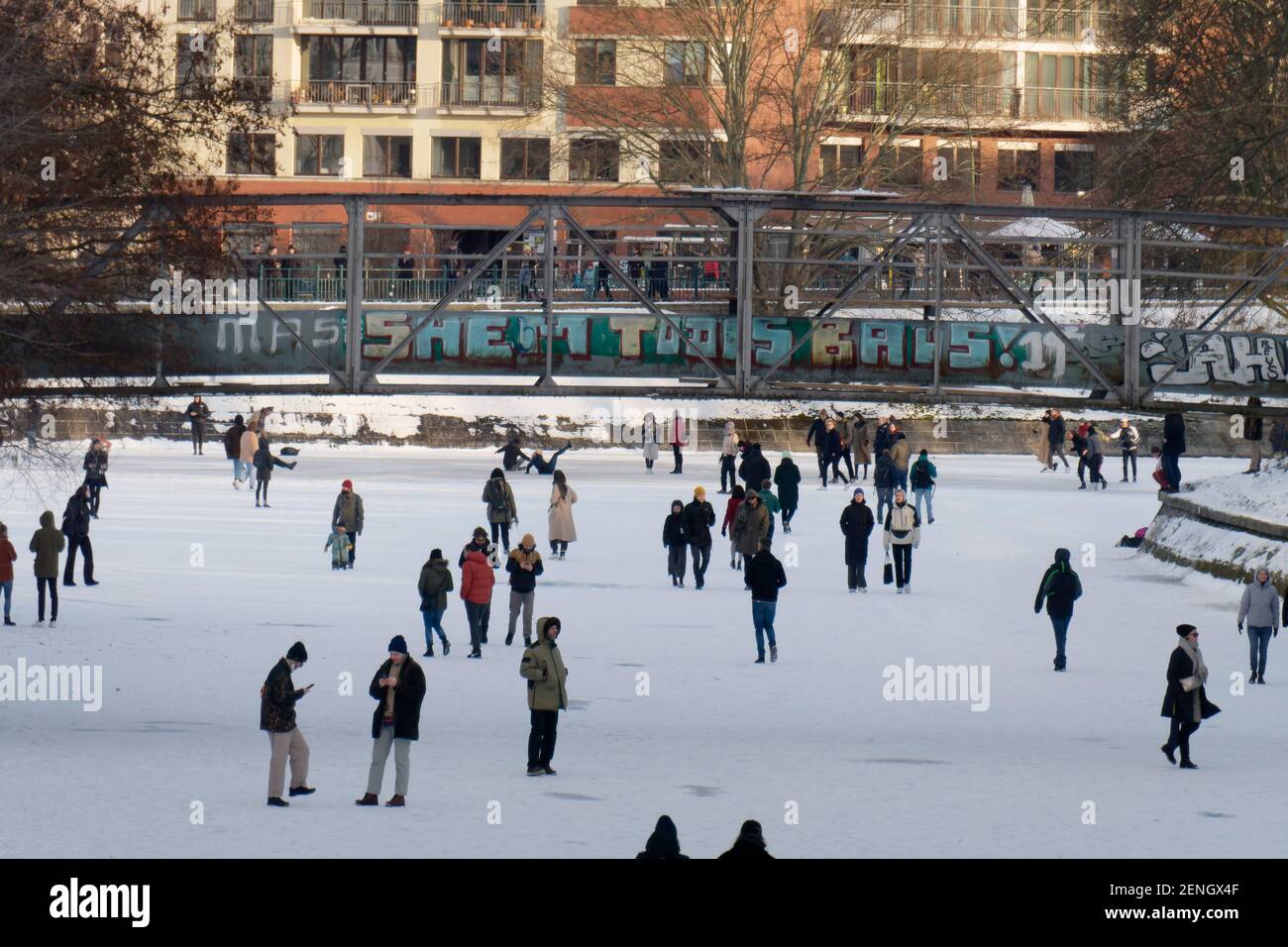 Menschenmenge auf dem Landwehrkanal. Die Eisflächen in Berlin sind bisher nicht freigegeben, da die Eisschicht zu dünn ist. Polzei warnt die Menschen Stock Photo