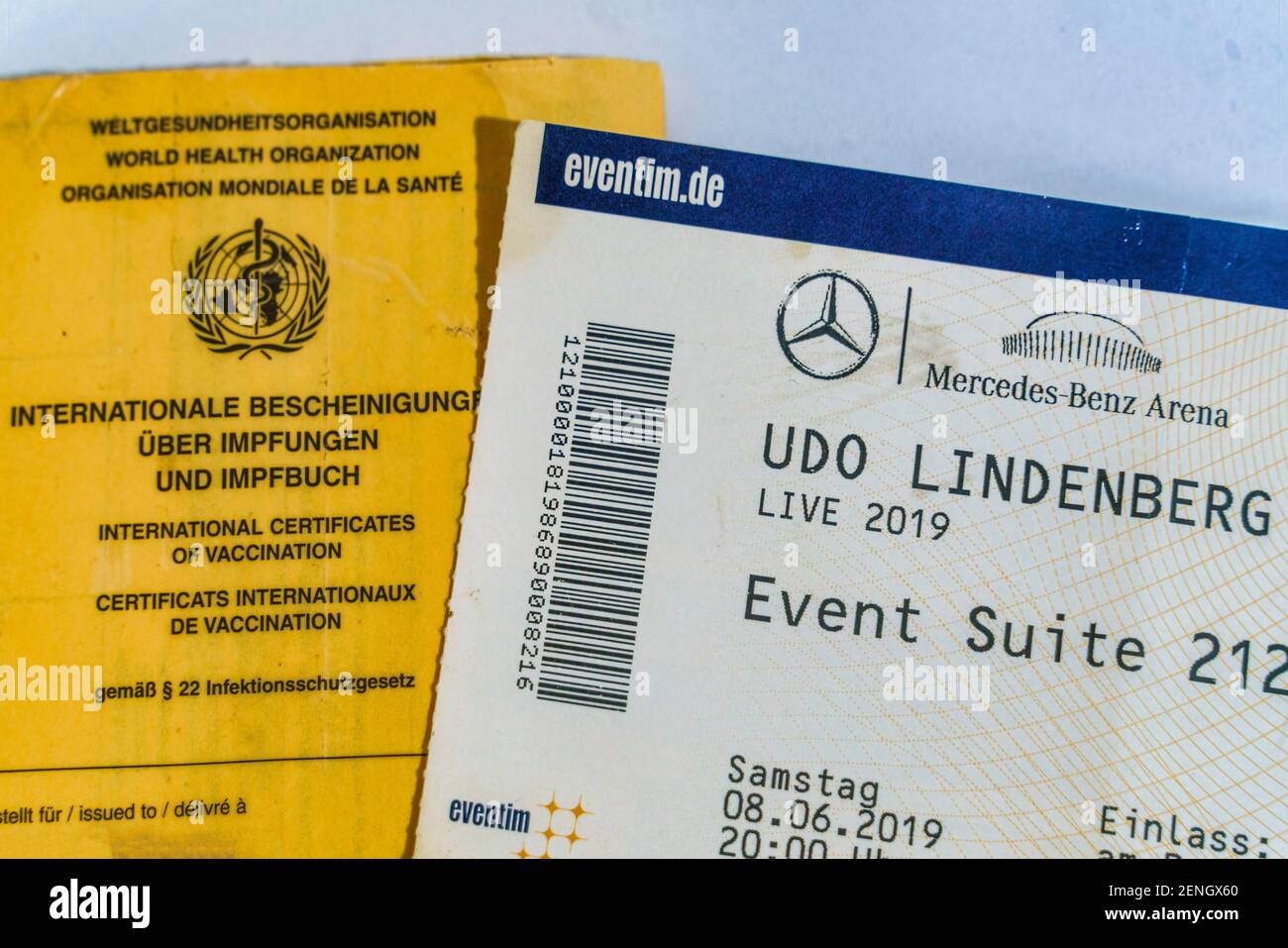 Impfpass und Konzertkarte Udo Lindenberg von Eventim in der Mercedes Benz Arena 2019. Der Konzertveranstalter CTS Eventim will eventuell fuer die Teil Stock Photo