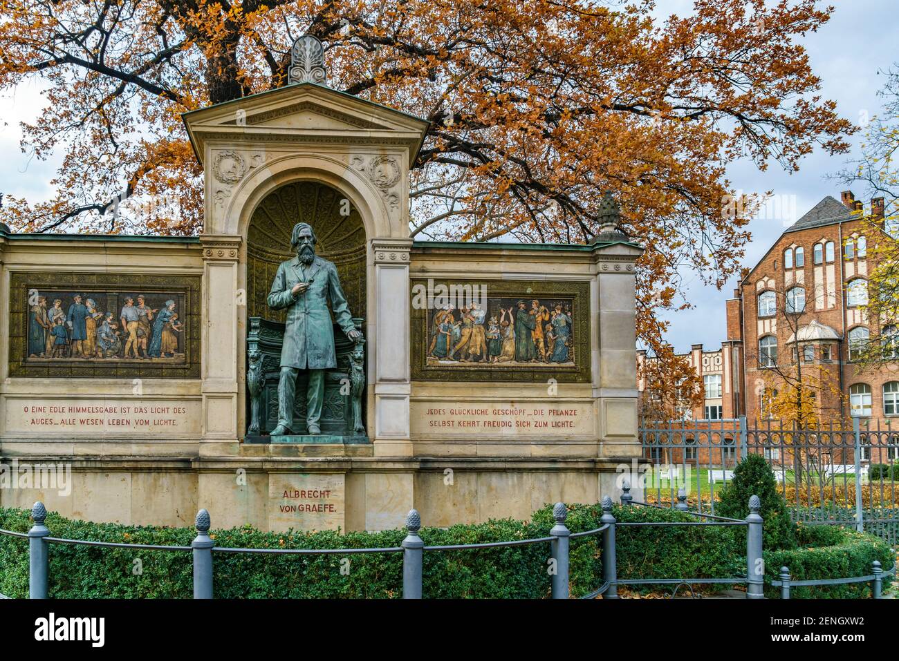Albert von Graefe Denkmal , Charite, Luzisenstrasse, Berlin-Mitte, Deutschland Stock Photo