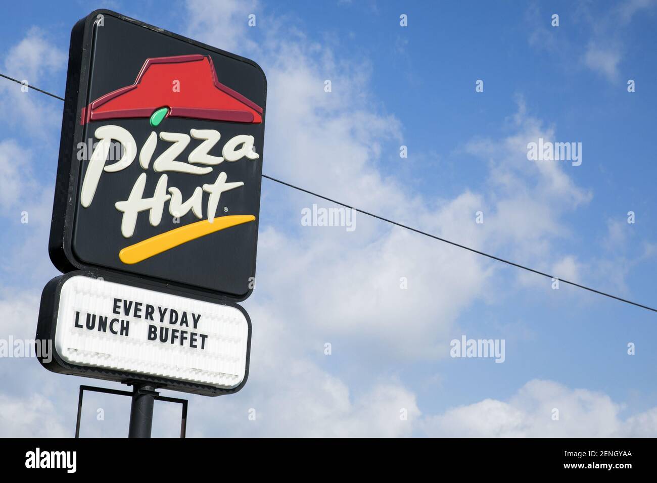 A logo sign outside of a Pizza Hut restaurant location in Breezewood