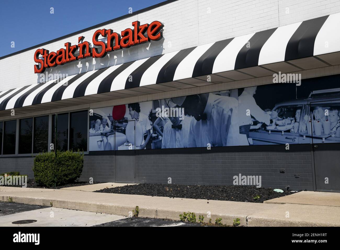 A logo sign outside of a Steak 'n Shake fast food restaurant location