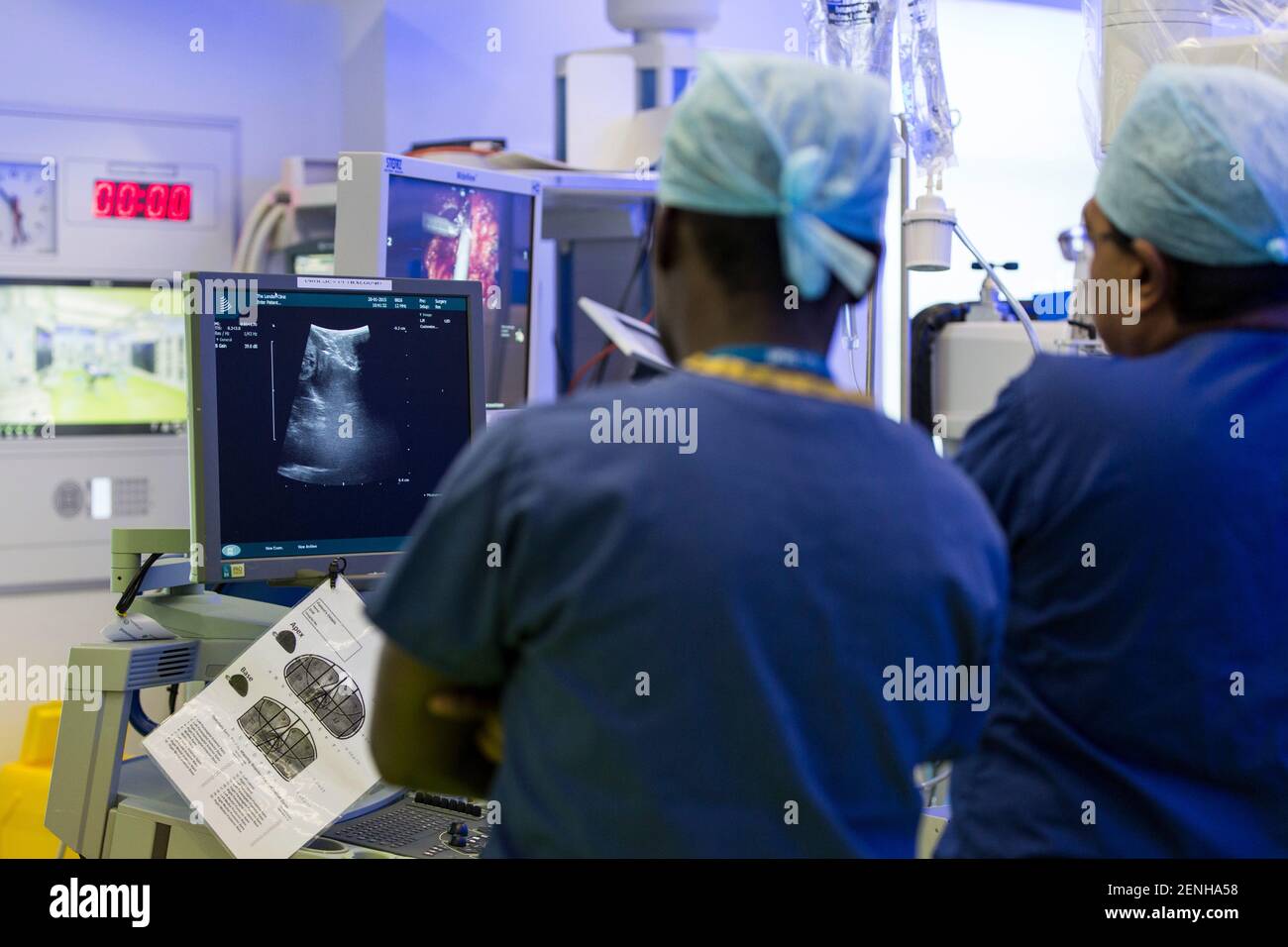 Doctors & Surgeons perform operation Stock Photo - Alamy