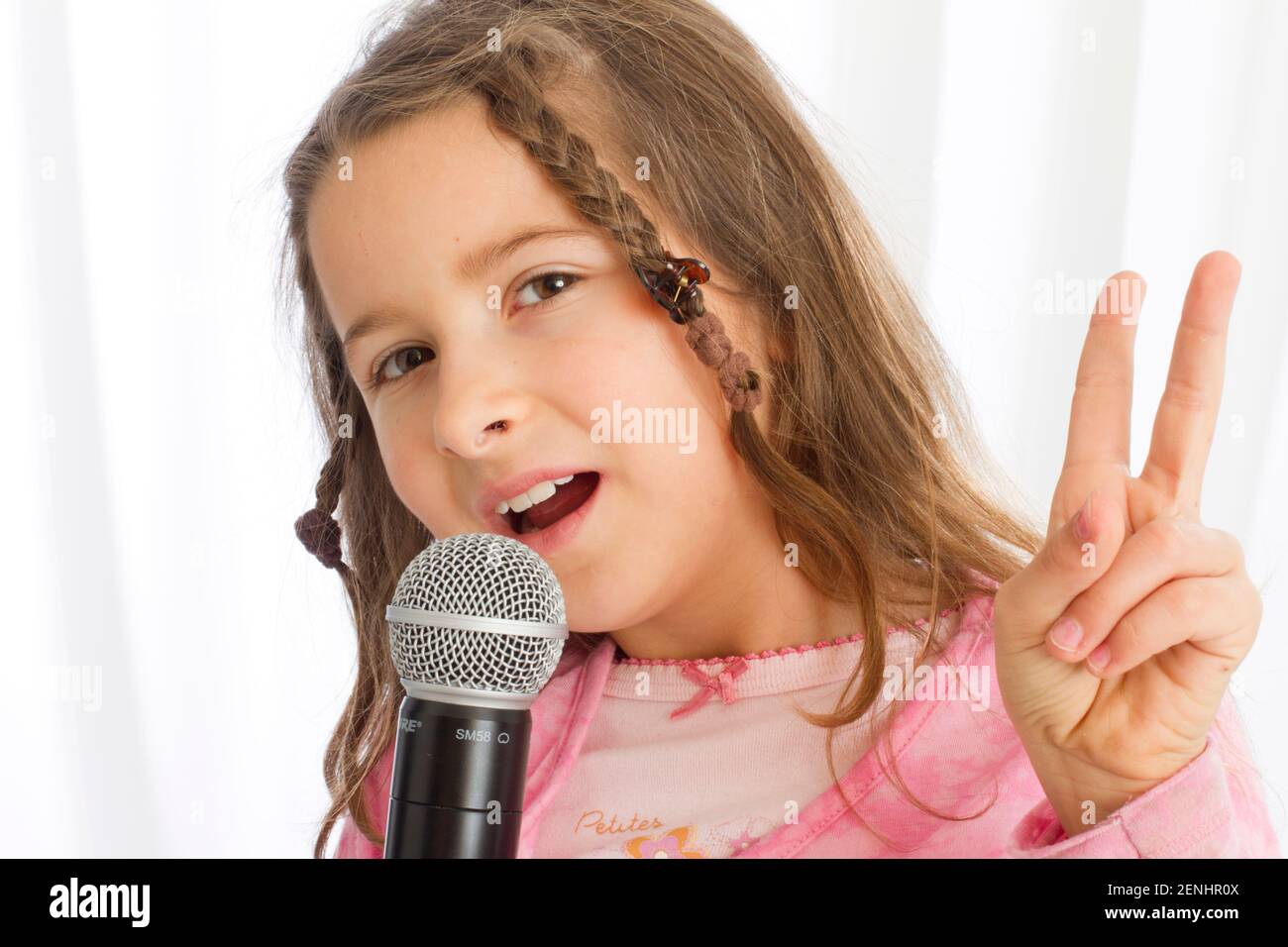 Blondes Maedchen, 7 Jahre, sint, Karaoke, Mikrophon, MR: Yes Stock Photo
