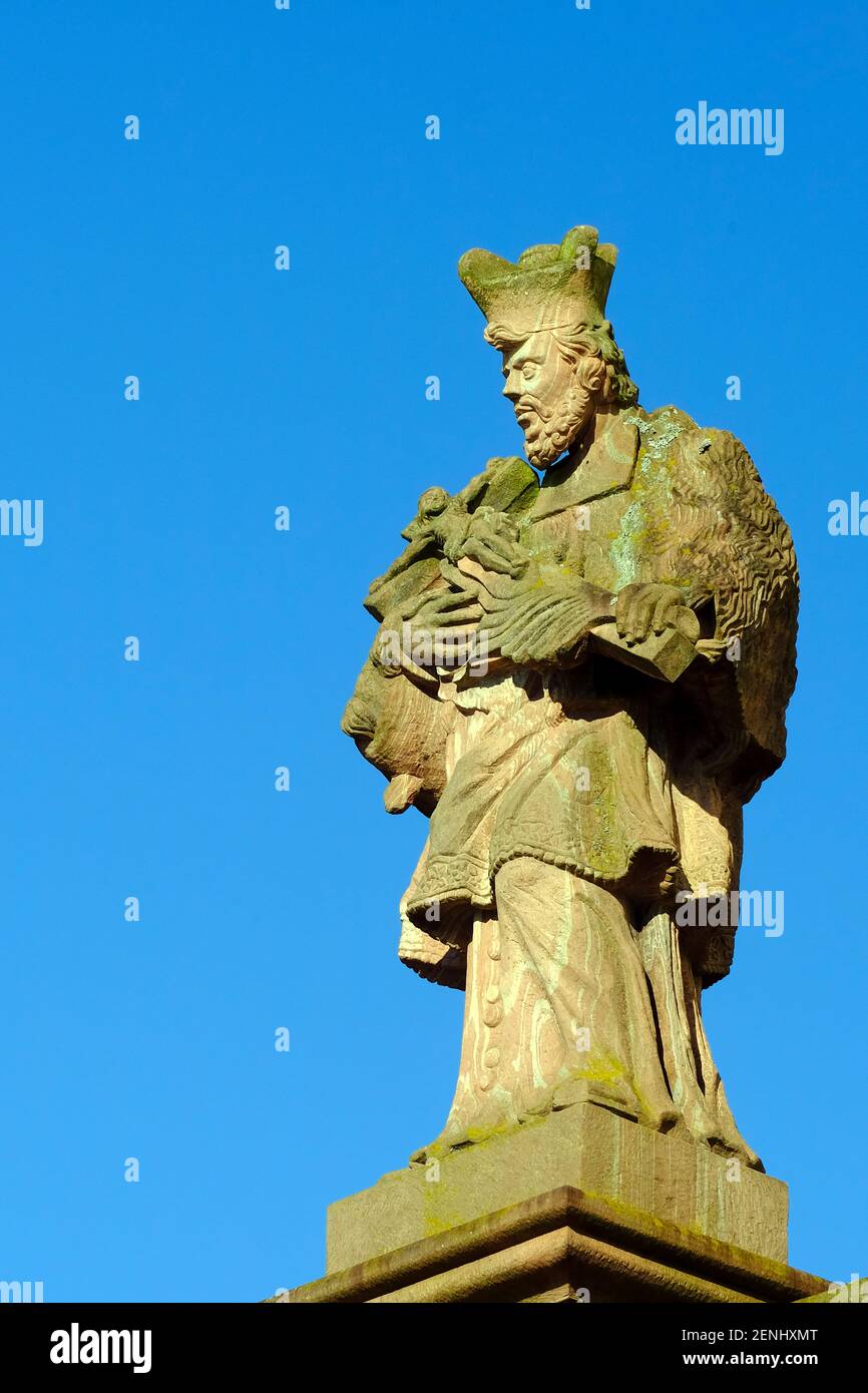 Deutschland, Hessen,Seligenstadt,Nepomuk-Statue an der Hans-Memling-Schule Stock Photo