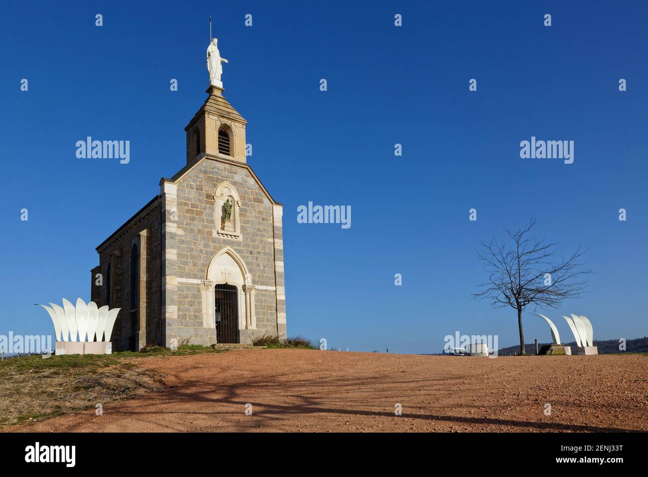 La Chapelle de la Madone (Chapel of the Madonna) dominates the vineyards of Beaujolais in Fleurie Stock Photo