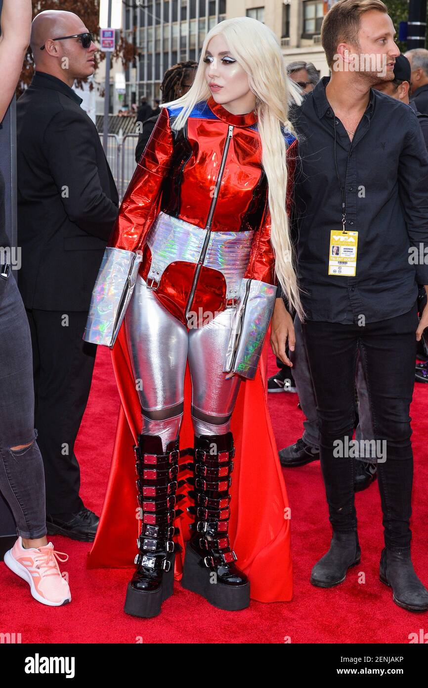 ava-max-arriving-on-the-red-carpet-at-the-2019-mtv-video-music-awards