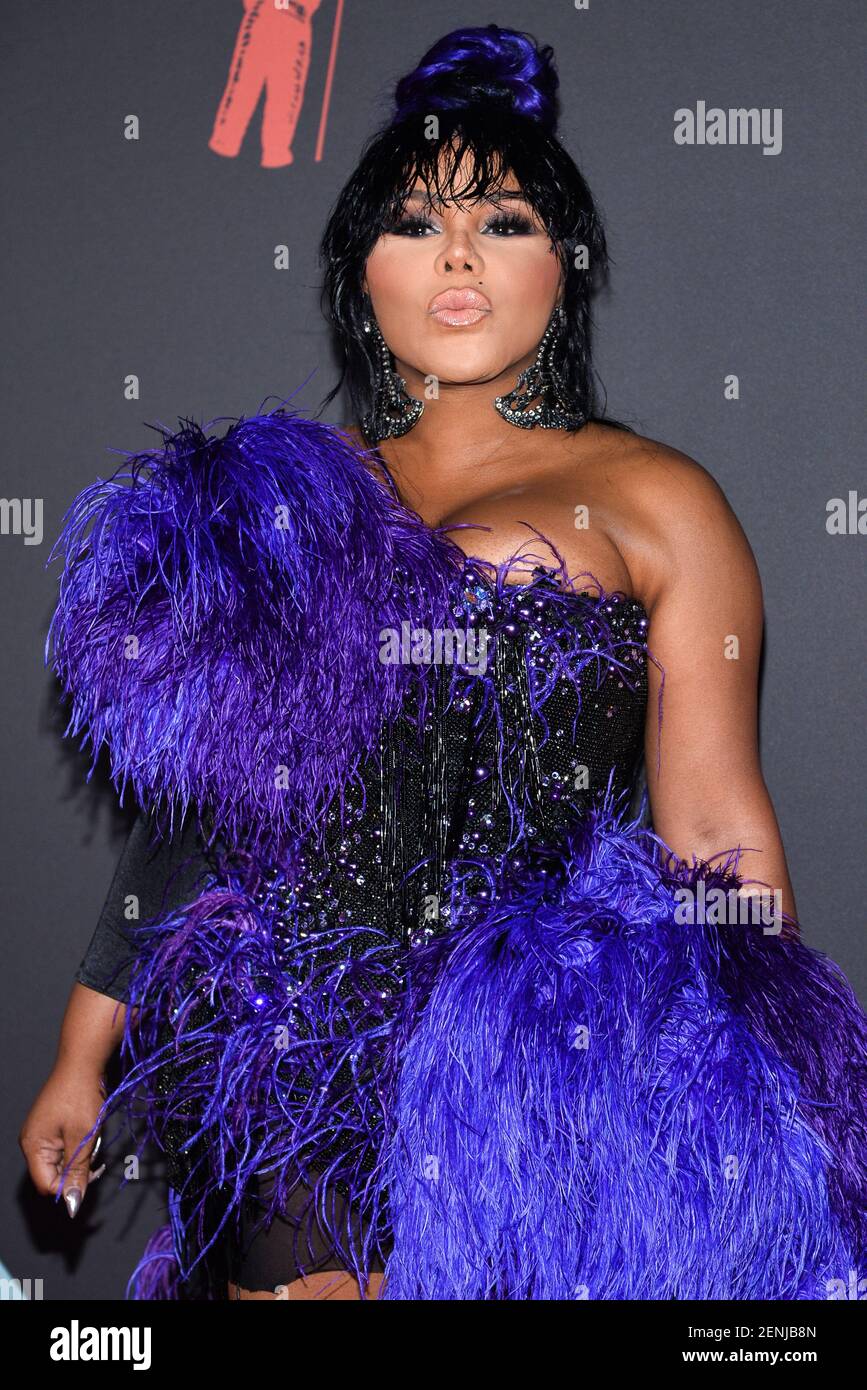 Lil Kim arriving on the red carpet at the 2019 MTV Video Music