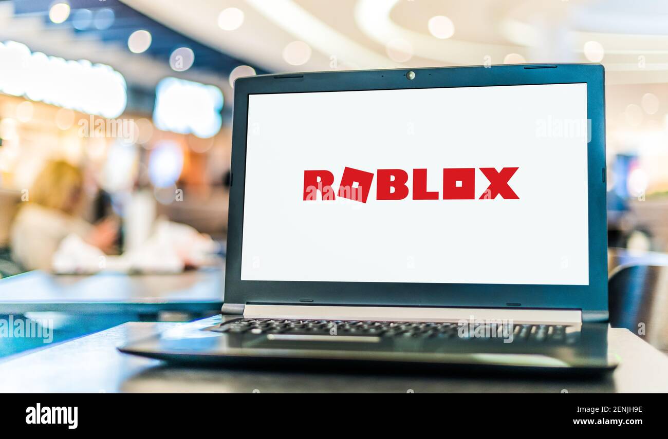 Foto de Roblox logo on the Roblox website seen through a magnifying glass  do Stock