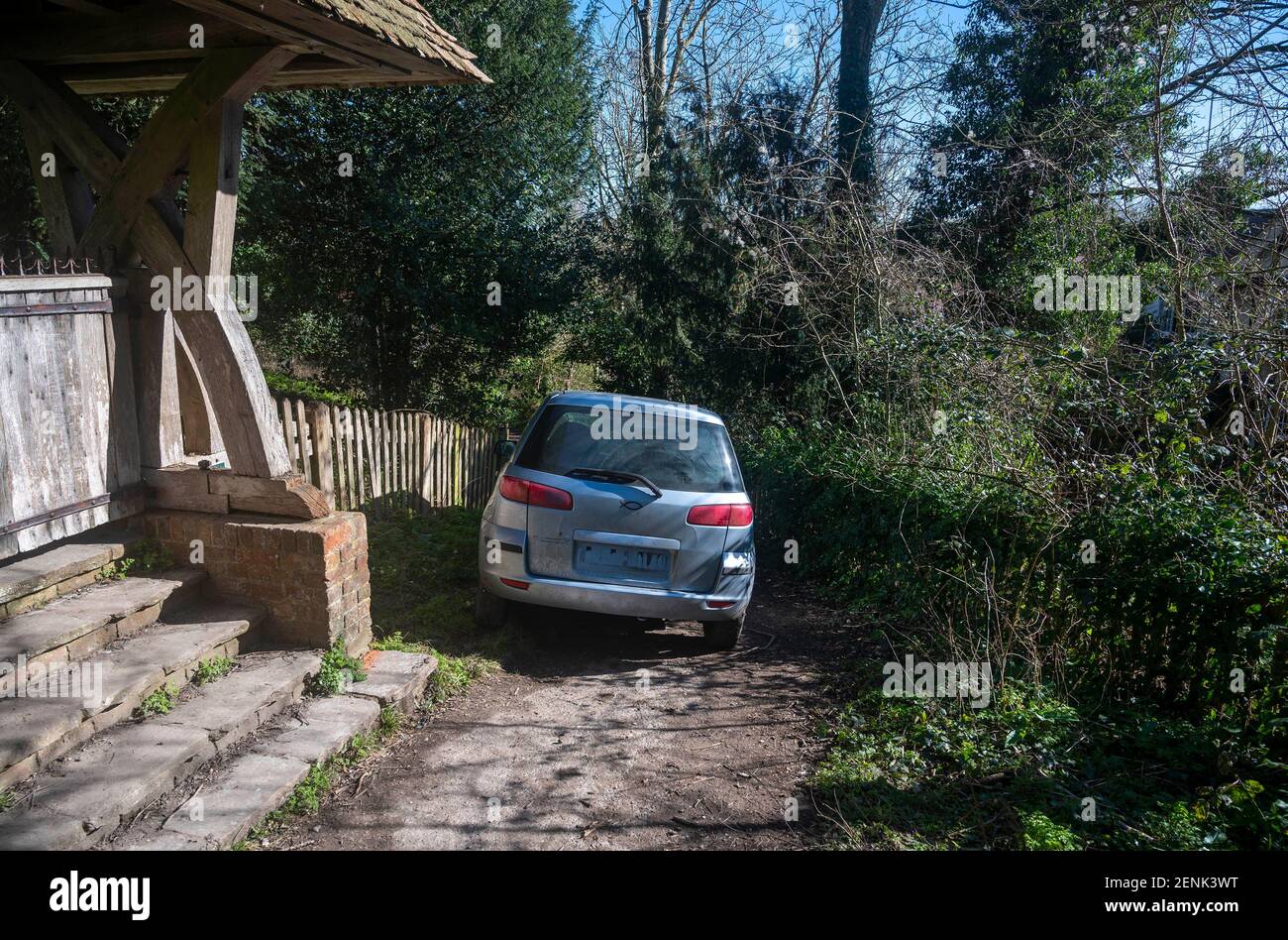 Abandoned cars uk hi-res stock photography and images - Alamy