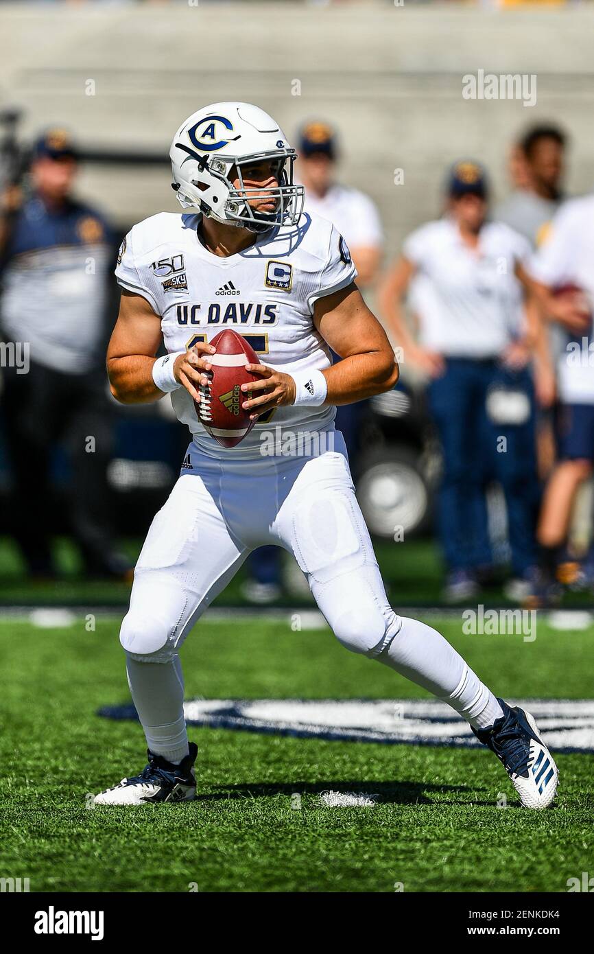 August 31, 2019 UC Davis Aggies quarterback Miles Hastings (7) drops