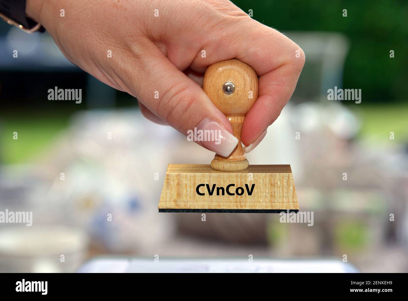 Stempel, Holzstempel, Aufschrift: CVnCoV, CureVac, Impfstoffhersteller, Impfstoff, Pharmaunternehmen, Covid-19 Impfstoff, Forschung, mRNA-Impfstoff, Stock Photo