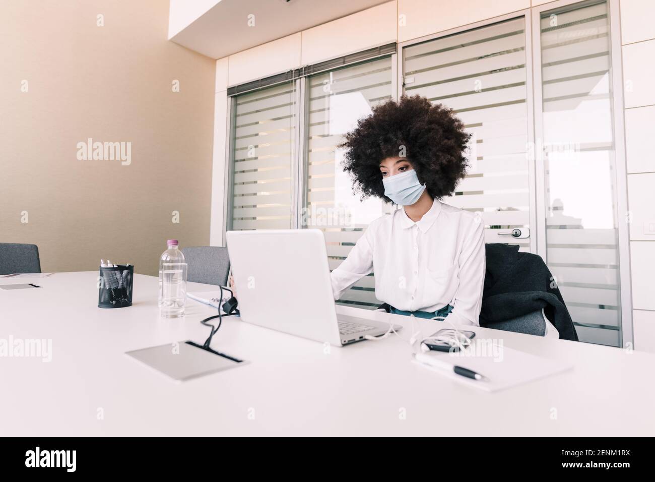 Working wearing face mask hi-res stock photography and images - Alamy