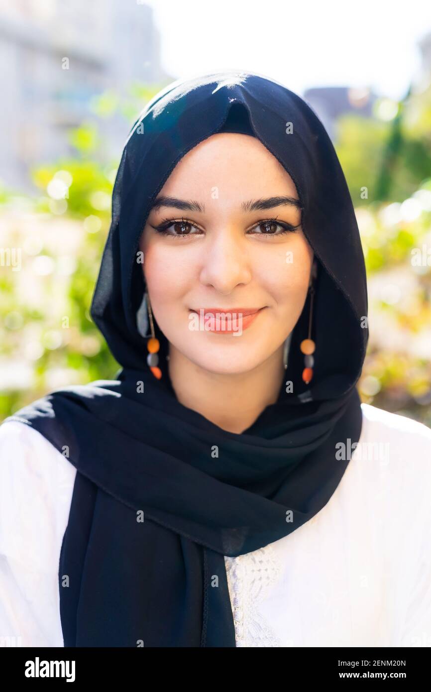 Hijab young 20 24 hi-res stock photography and images - Alamy