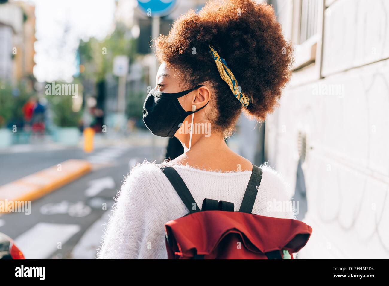 Woman medical face mask walking hi-res stock photography and images - Alamy