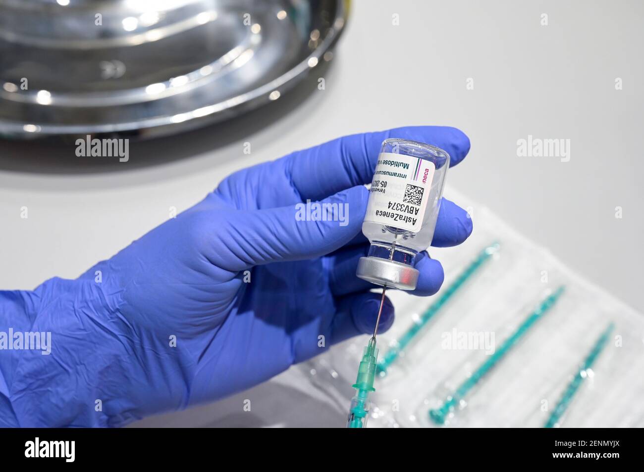 GERMANY, Hamburg, corona pandemic, largest vaccination center in Germany, for daily max 7000 people, preparation of British Swedish vaccine AstraZeneca for injection, draw up vaccine on syringes Stock Photo