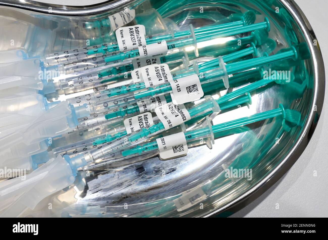 GERMANY, Hamburg, corona pandemic, largest vaccination center in Germany, for daily max 7000 people, preparation of British Swedish vaccine AstraZeneca for injection, draw up vaccine on syringes Stock Photo