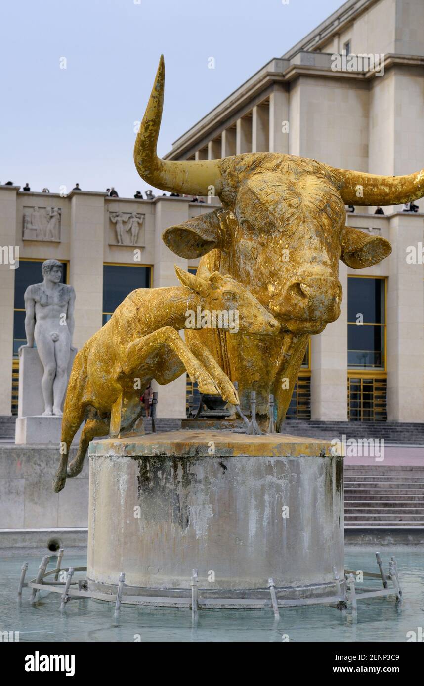 Bull Sculpture, The Trocadéro, Palais de Chaillot, Paris, ÎledeFrance