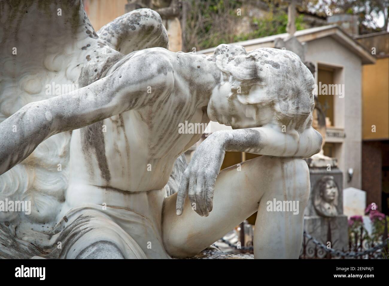Statue of angel grieving at a gravesite Stock Photo