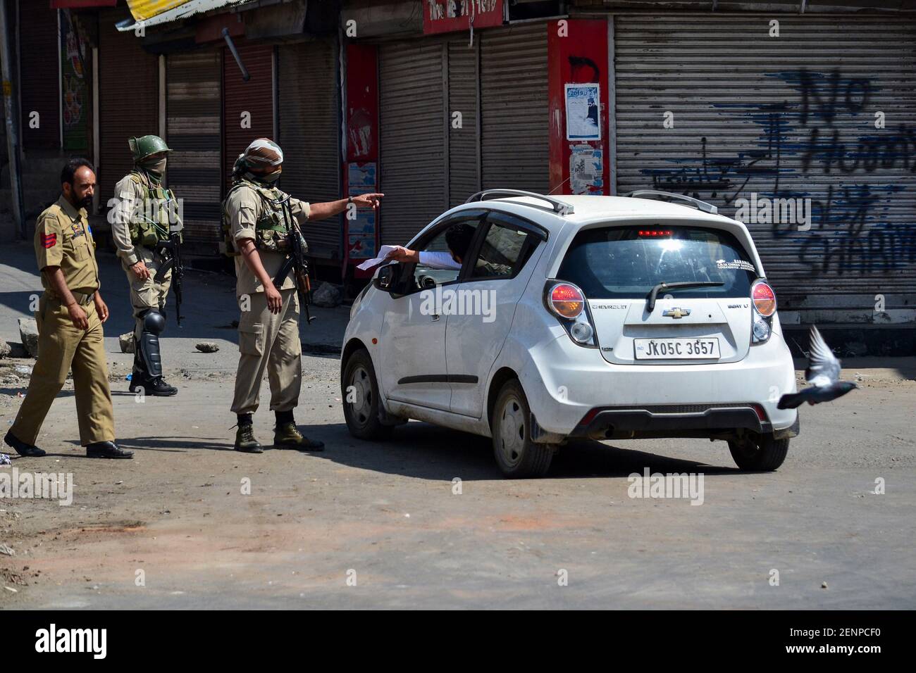 Paramilitary troopers stop a vehicle during restrictions in Srinagar, Kashmir. Kashmir valley remained shut for the 40th consecutive day following the scrapping of Article 370 by the central government which grants special status to Jammu & Kashmir. (Photo by Saqib Majeed / SOPA Images/Sipa USA) Stock Photo