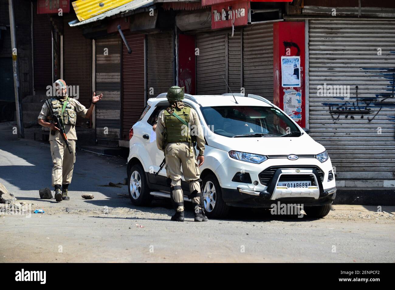Paramilitary troopers stop a vehicle during restrictions in Srinagar, Kashmir. Kashmir valley remained shut for the 40th consecutive day following the scrapping of Article 370 by the central government which grants special status to Jammu & Kashmir. (Photo by Saqib Majeed / SOPA Images/Sipa USA) Stock Photo
