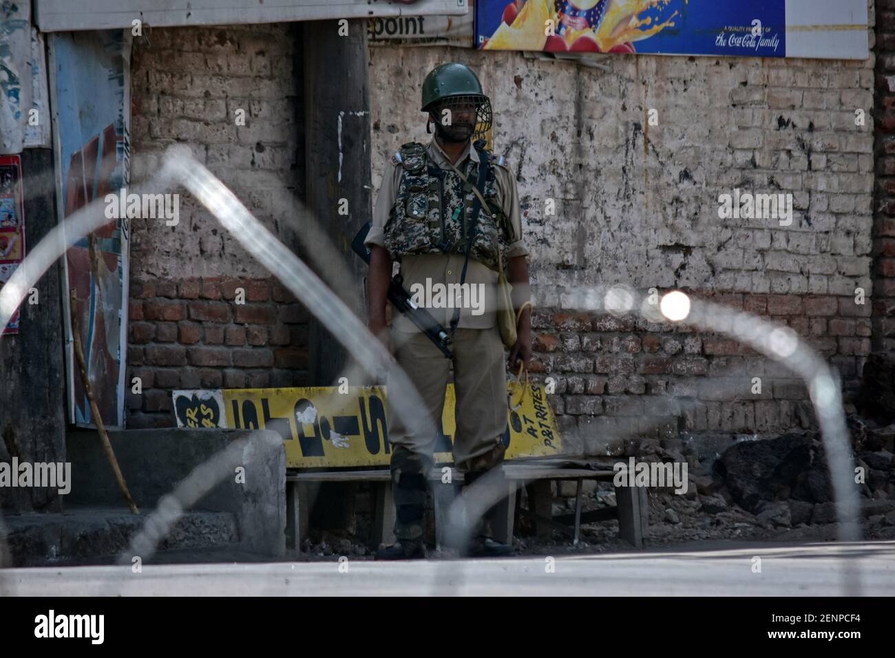 A paramilitary trooper stands guard during shutdown in Srinagar, Kashmir. Kashmir valley remained shut for the 40th consecutive day following the scrapping of Article 370 by the central government which grants special status to Jammu & Kashmir. (Photo by Saqib Majeed / SOPA Images/Sipa USA) Stock Photo