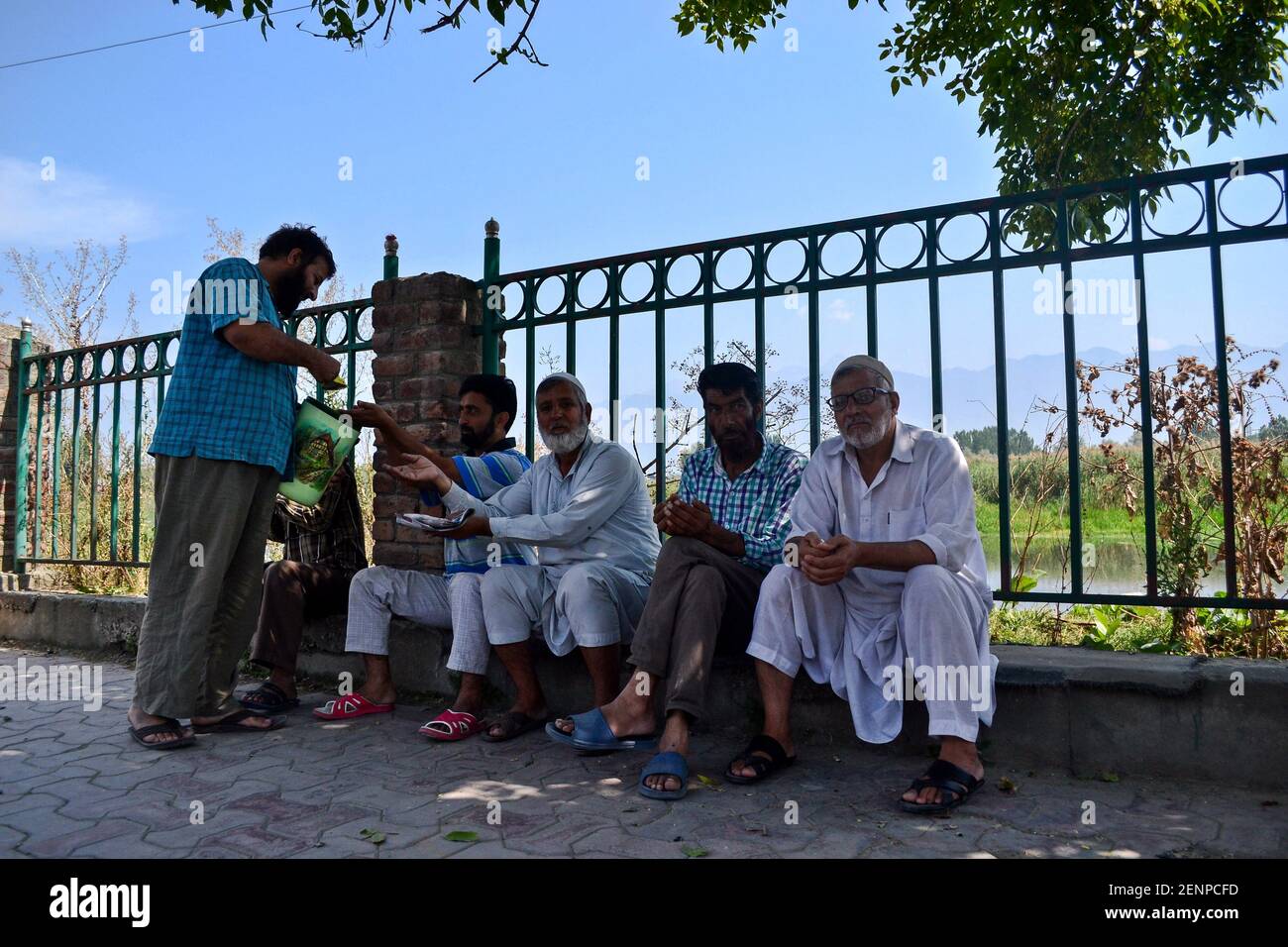 A man distributes food among residents during shutdown in Srinagar, Kashmir. Kashmir valley remained shut for the 40th consecutive day following the scrapping of Article 370 by the central government which grants special status to Jammu & Kashmir. (Photo by Saqib Majeed / SOPA Images/Sipa USA) Stock Photo