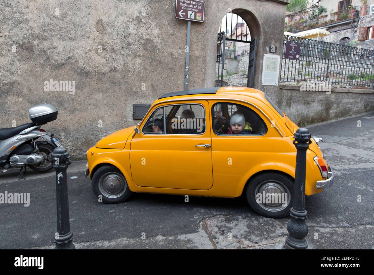 a little boy peering out from the back seat of a Fiat 500 Stock Photo