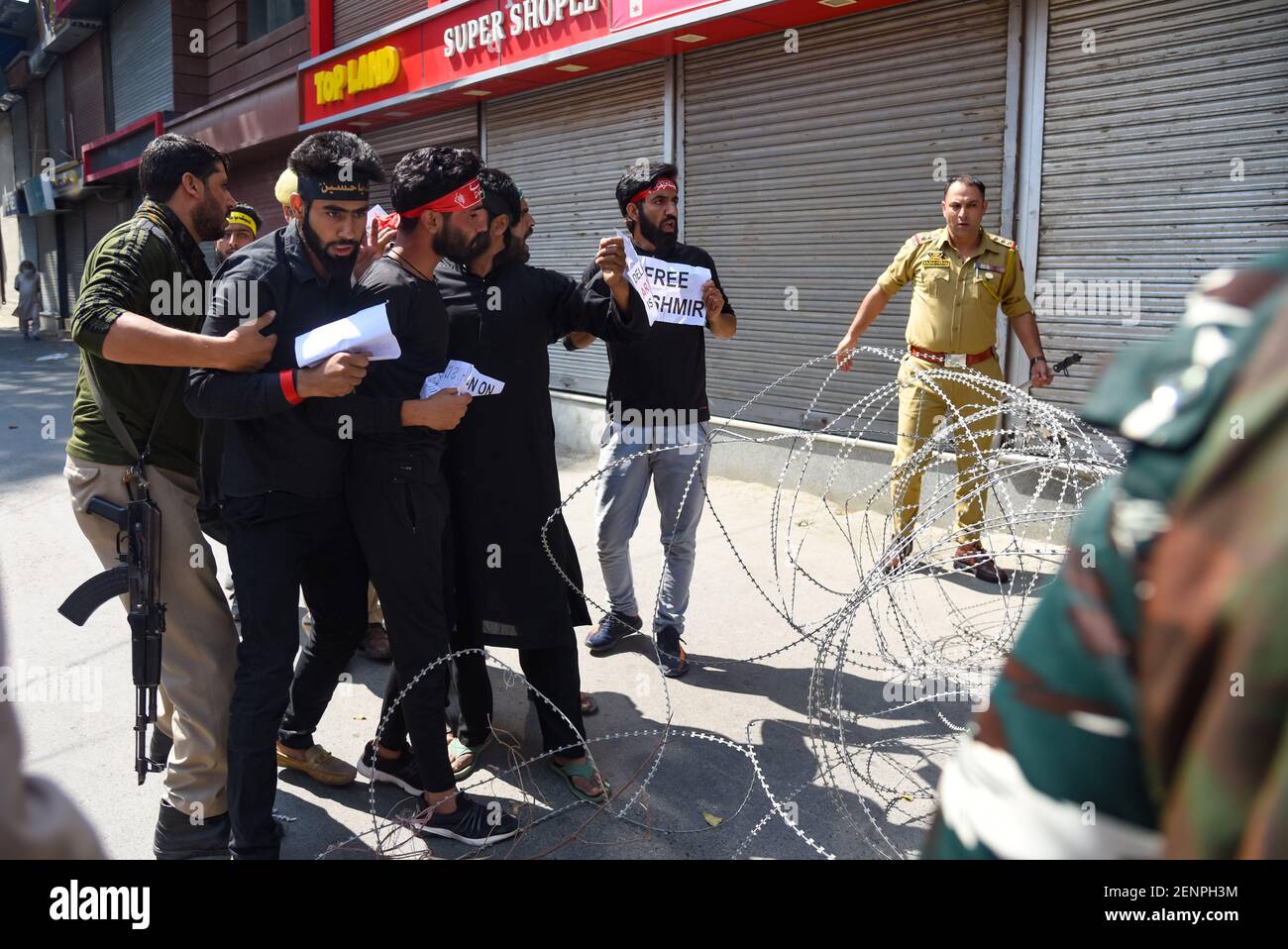 Kashmiri Shia Muslim mourners shout pro freedom and religious slogans ...