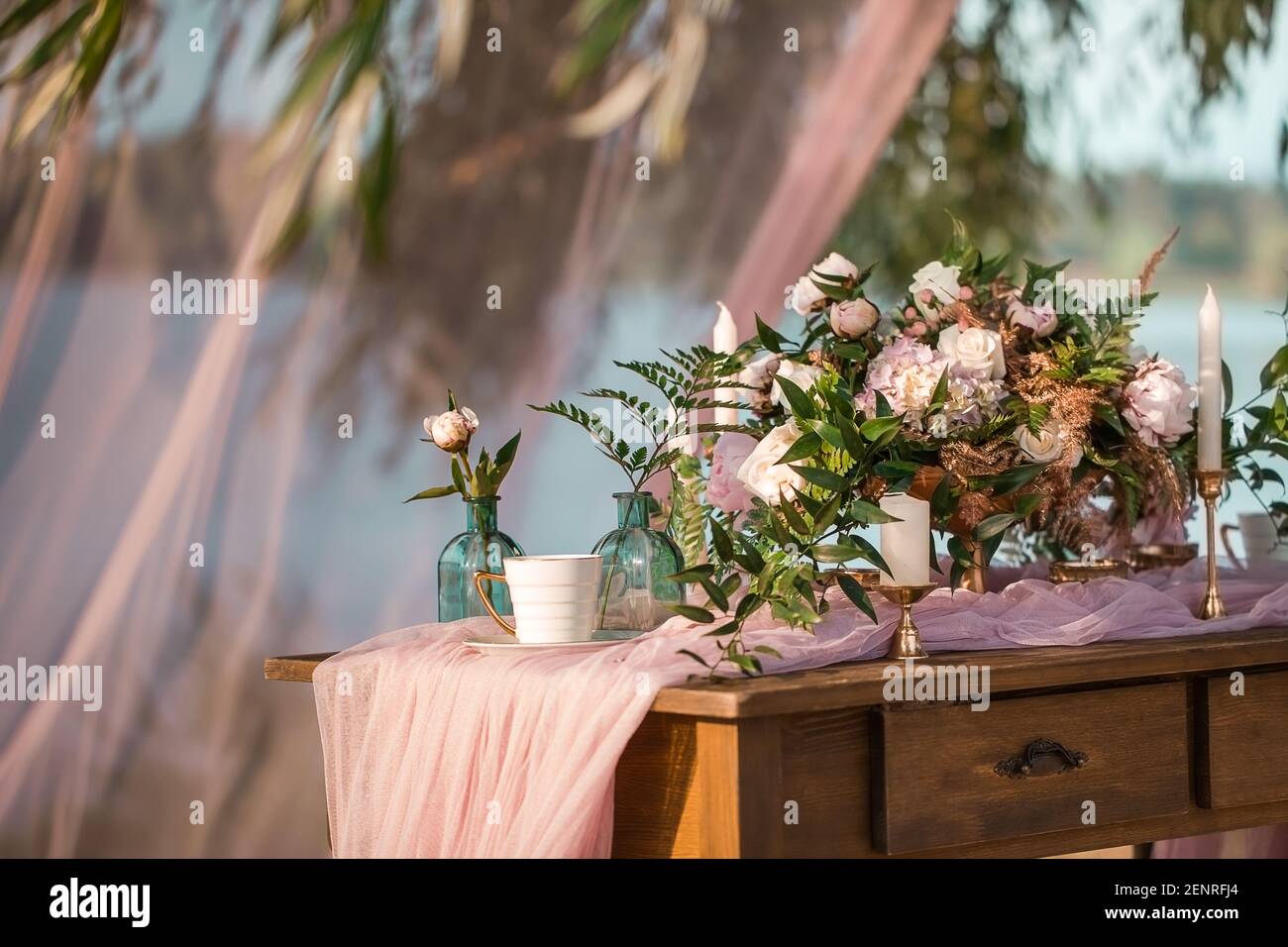Vintage roses painting hi-res stock photography and images - Alamy