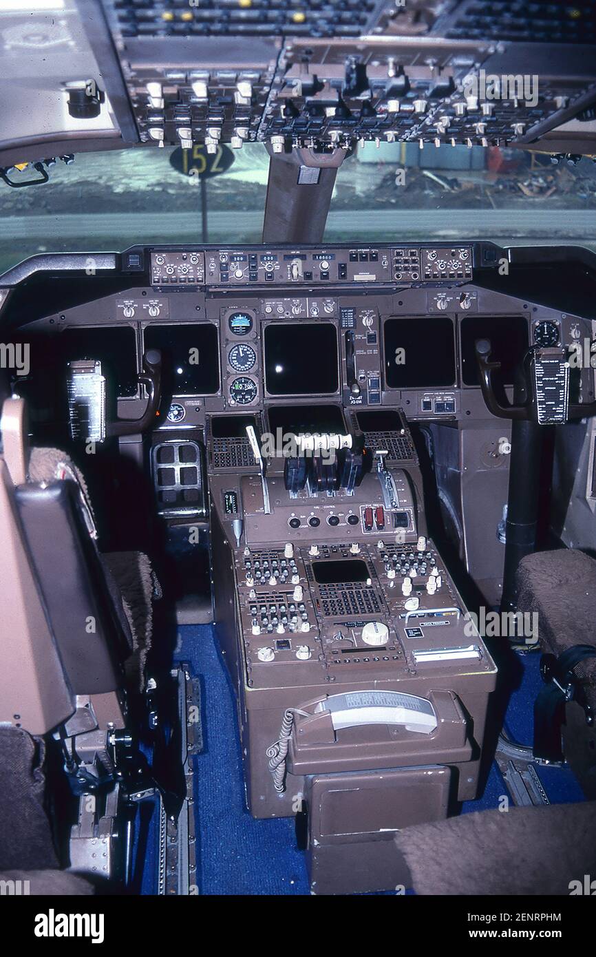 COCKPIT FLIGHT DECK INSTRUMENTATION ON BOEING 747400 Stock Photo Alamy