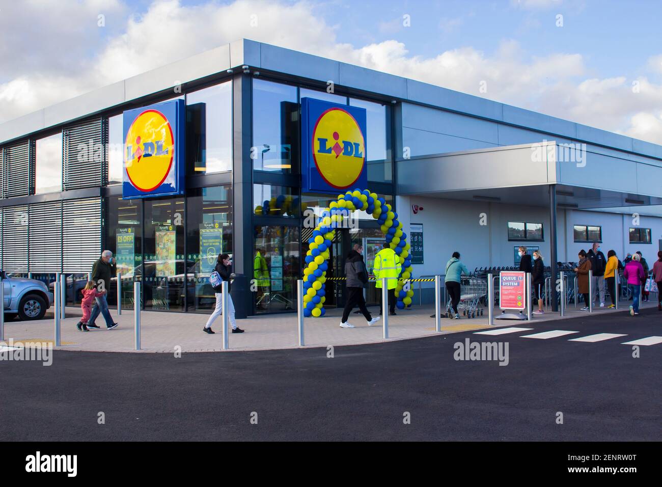 26 February 2021 Customers que outside of the brand new Lidl discount store in Castlebawn Retail park in newtownards, county Down on opening day Stock Photo