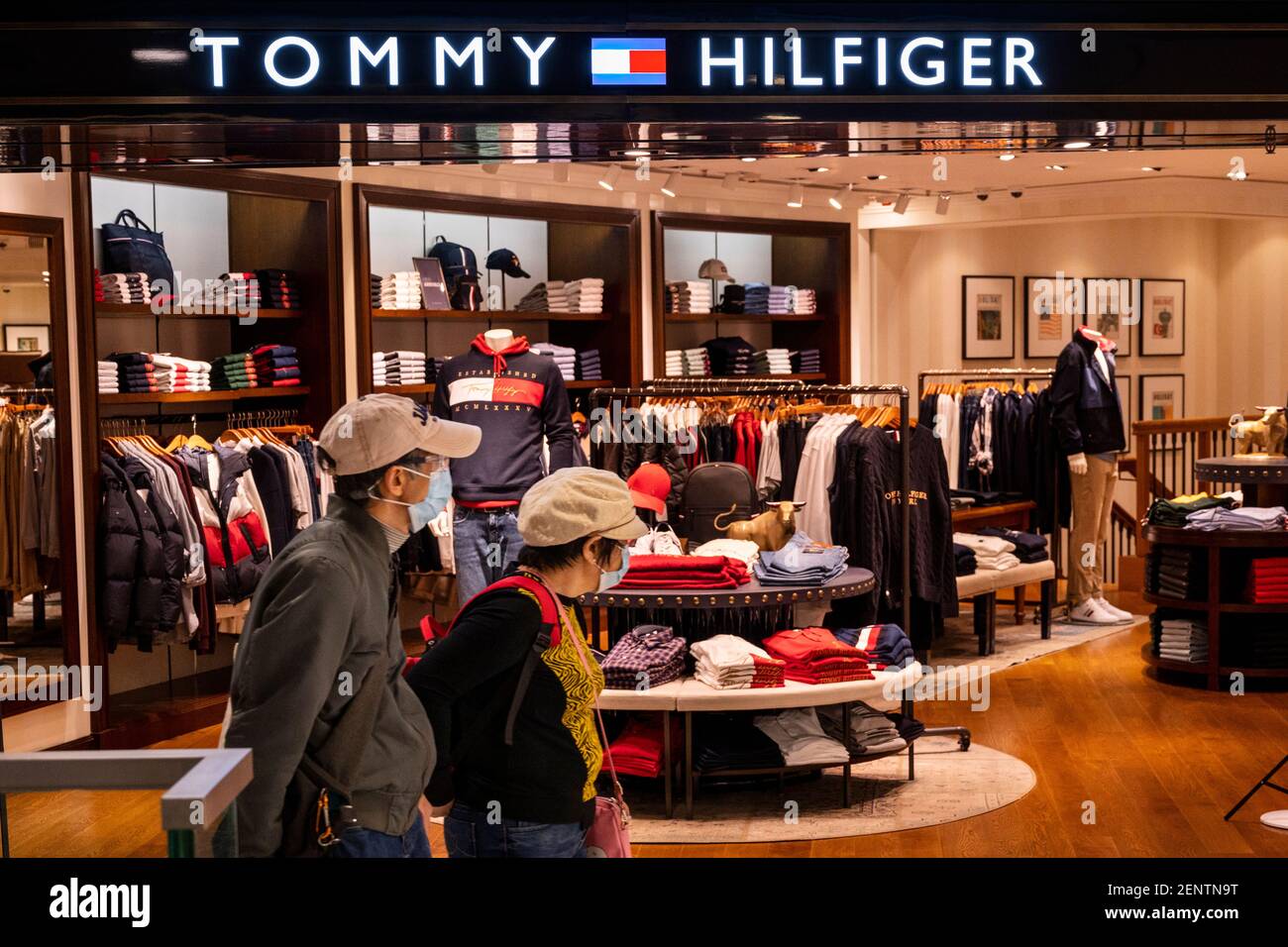 Los Compradores Pasan Por Delante De La Marca De Moda De Ropa Multinacional  Americana, La Tienda Tommy Hilfiger En Hong Kong Fotografía De Stock Alamy  | sptc.edu.bd