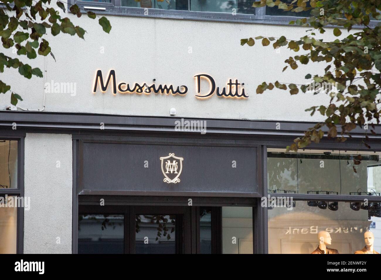 Massimo Dutti logo seen in Gothenburg. (Photo by Karol Serewis / SOPA  Images/Sipa USA Stock Photo - Alamy