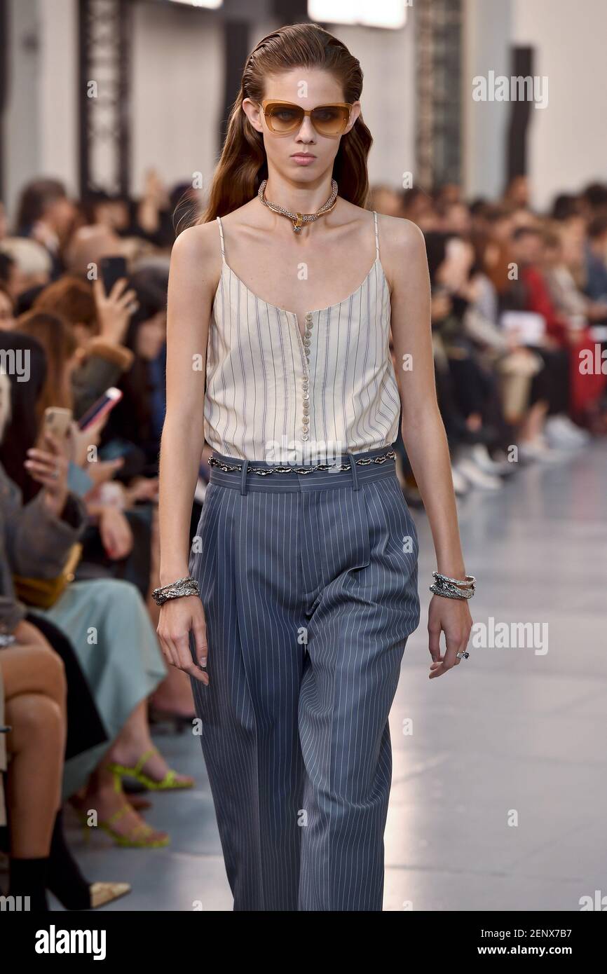 model-julia-merkelbach-walking-on-the-runway-during-the-chloe-ready-to