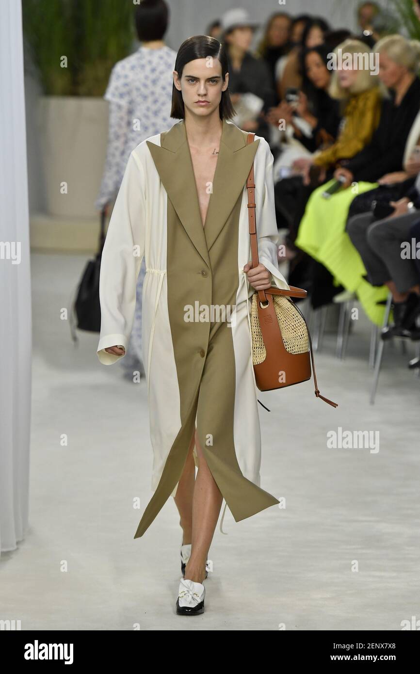 Miriam Sanchez walks the runway during the Louis Vuitton Womenswear  Fotografía de noticias - Getty Images