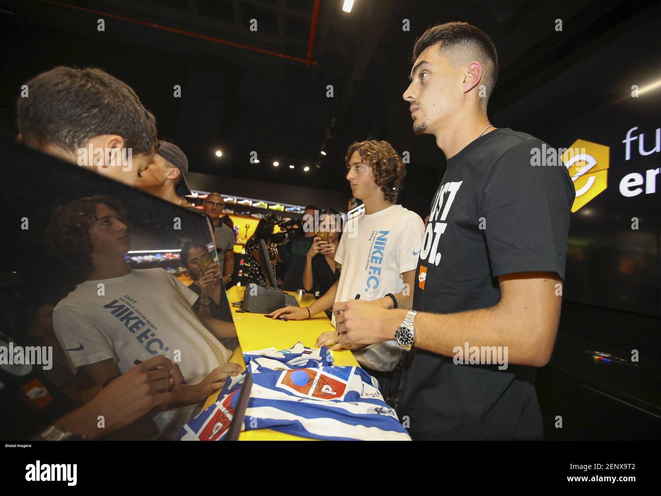 Porto, 09/27/2019 - This afternoon took place at the Alameda Shop & Spot  Shopping Center, the opening of the sporting goods store Futbolemotion,  which was attended by FC Porto players Fabio Silva