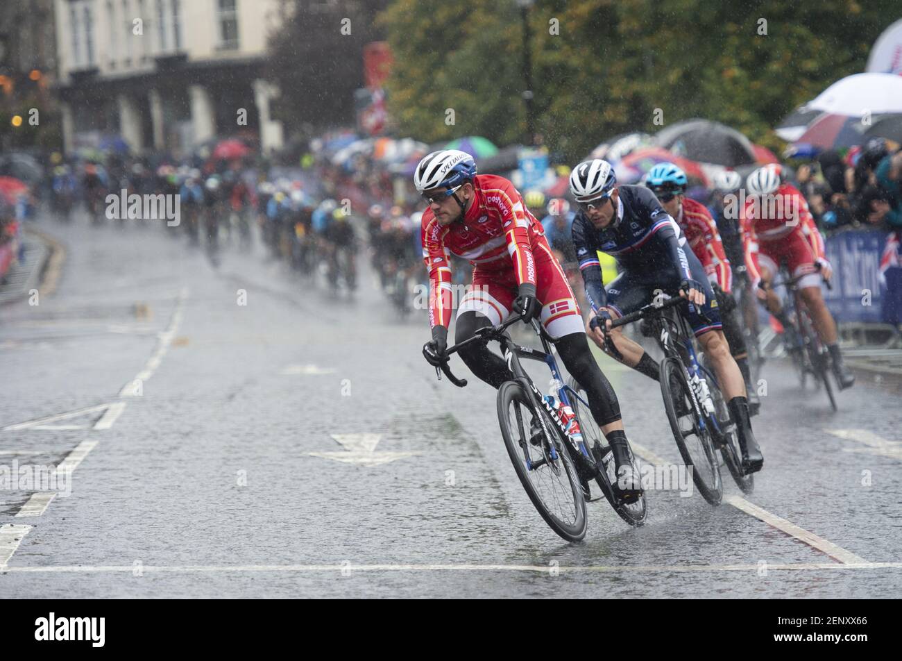 Harrogate Races Peloton in heavy rain, Elite Men’s Road Race, Harrogate, Yorkshire ...