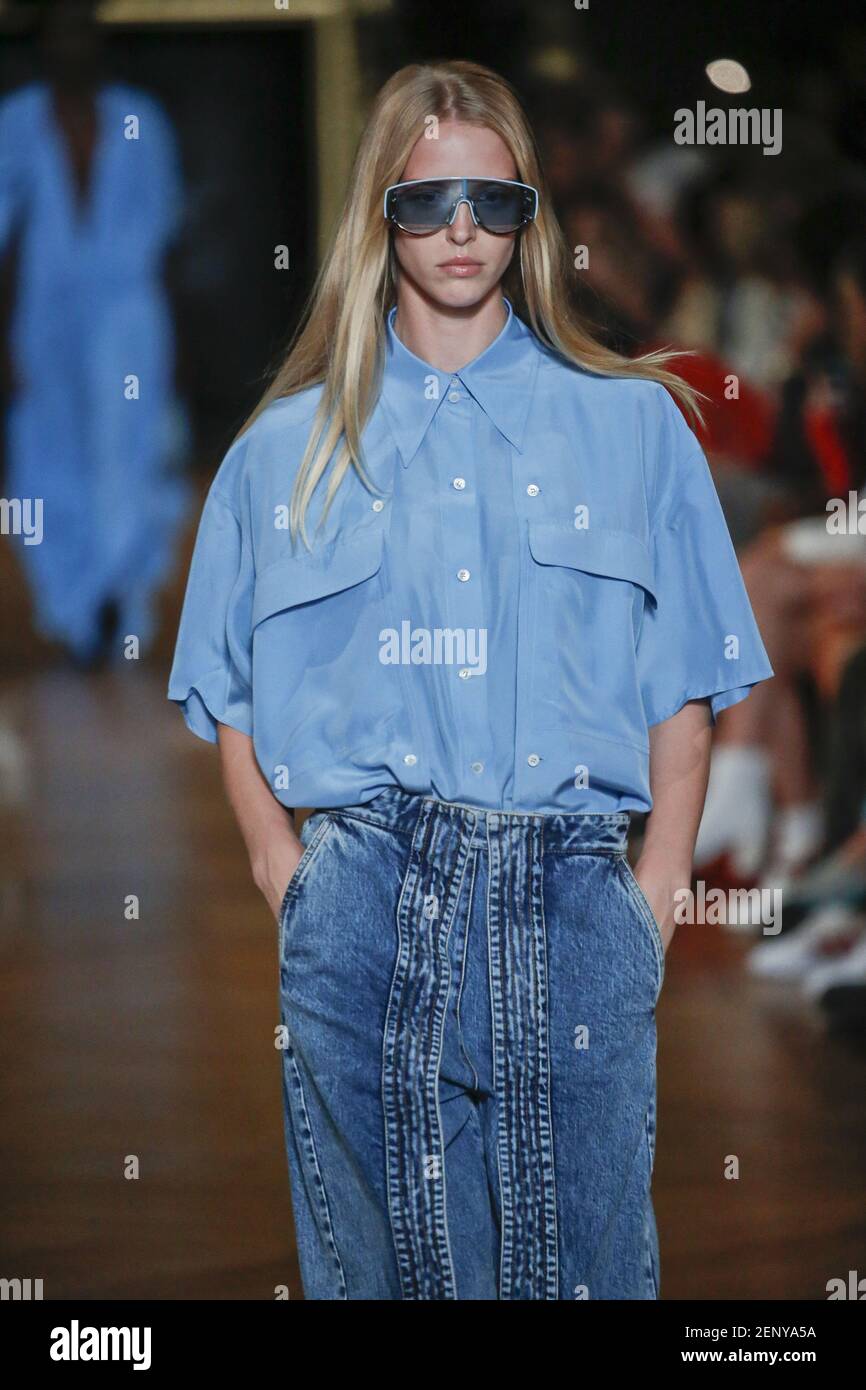 Kilde vand blomsten købe Model Abby Champion walking on the runway during the Stella McCartney Ready  to Wear Spring/Summer 2020 show part of Paris Fashion Week on September 30,  2019 in Paris, France. (Photo by Jonas