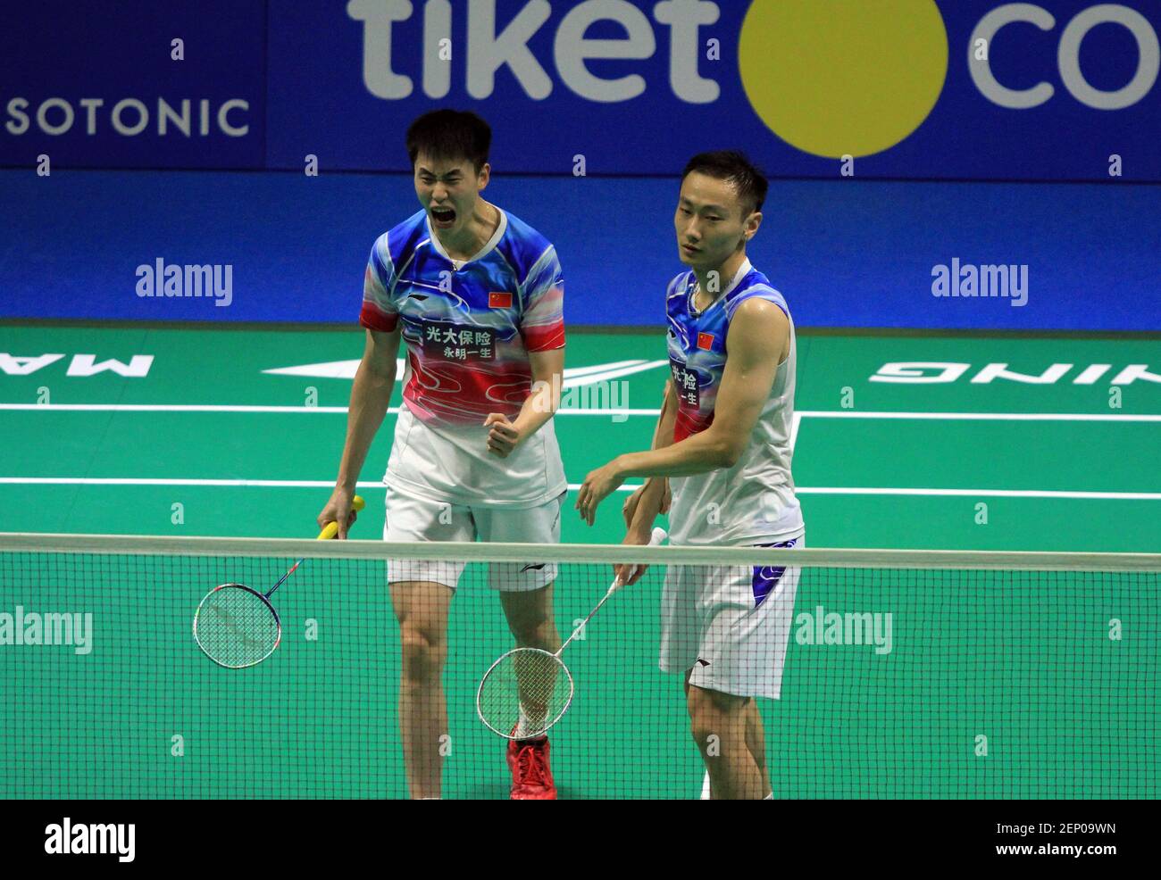 Badminton player China, mens doubles, Ou Xuan Yi and Zhang defeated Akira Koga / Taichi Saito (Japan) final result 11-21, 21-10, 22-20