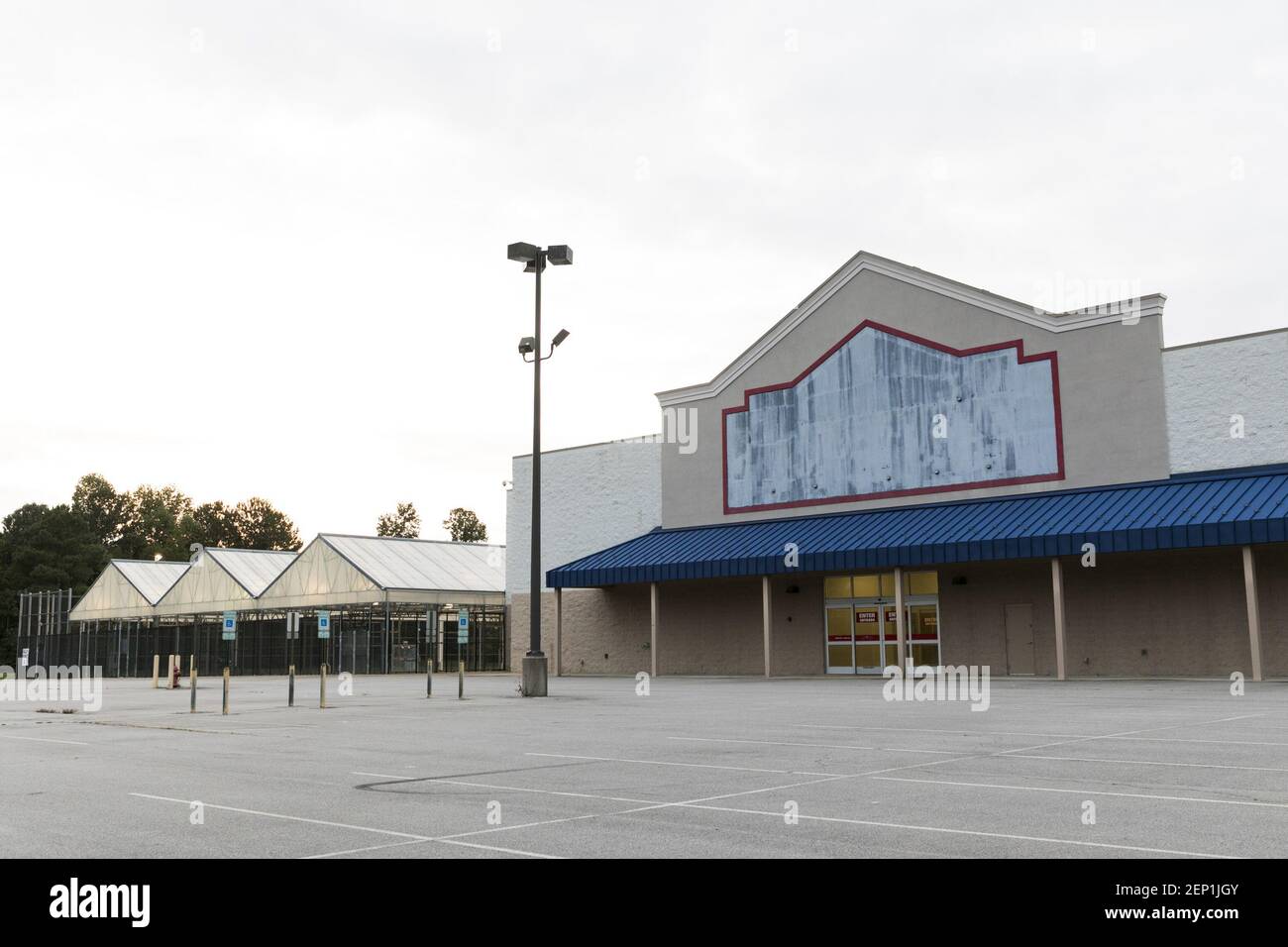 The facade of a closed and abandoned Lowe's retail store location in