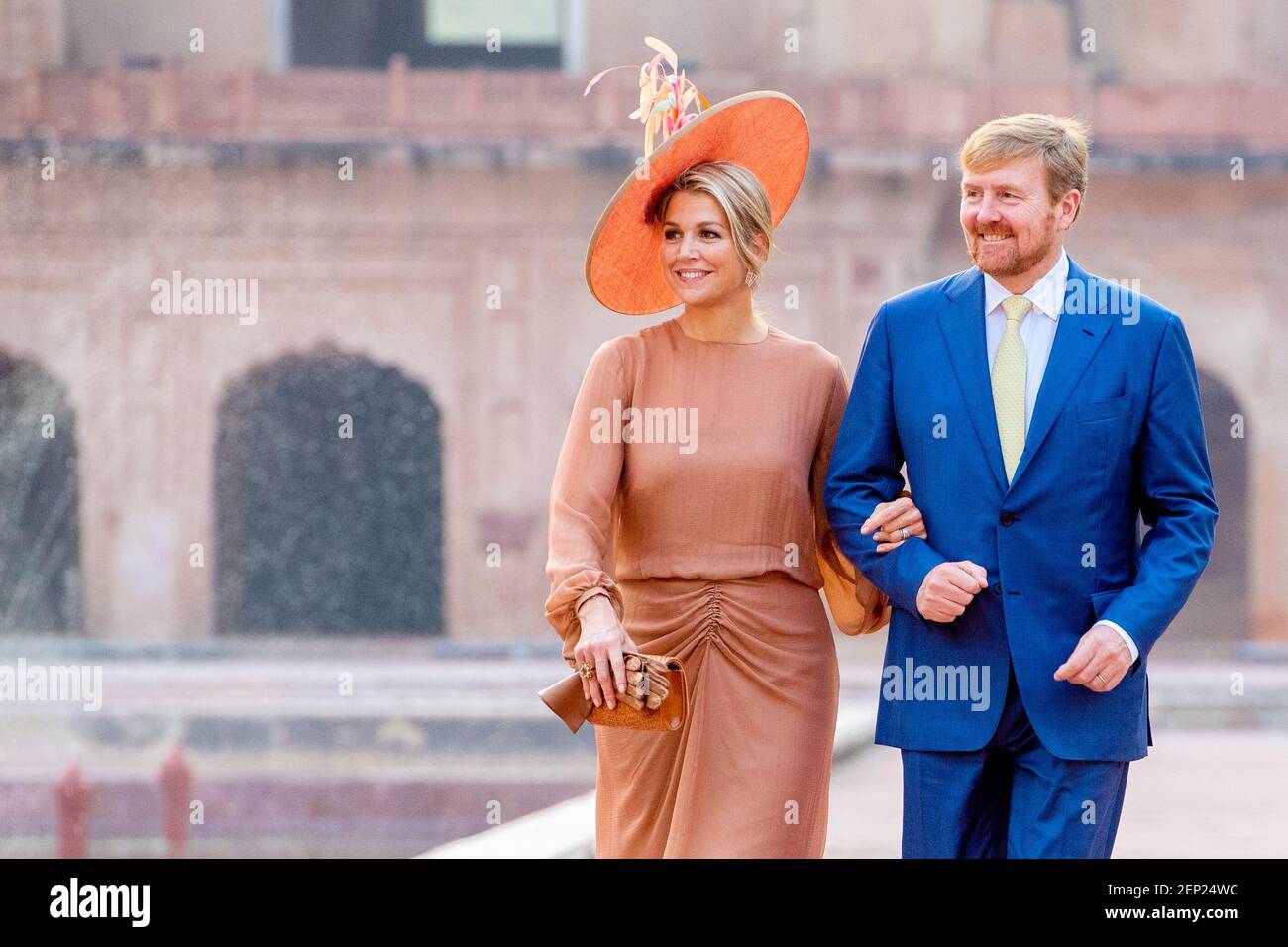 King Willem-Alexander and Queen Maxima of the Netherlands pose in front ...