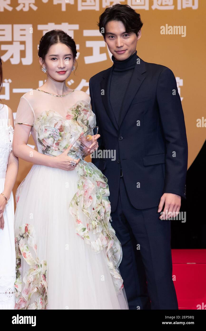 Kvartira derazalariga qaragan odamlarning yashirin kamera porno videolari